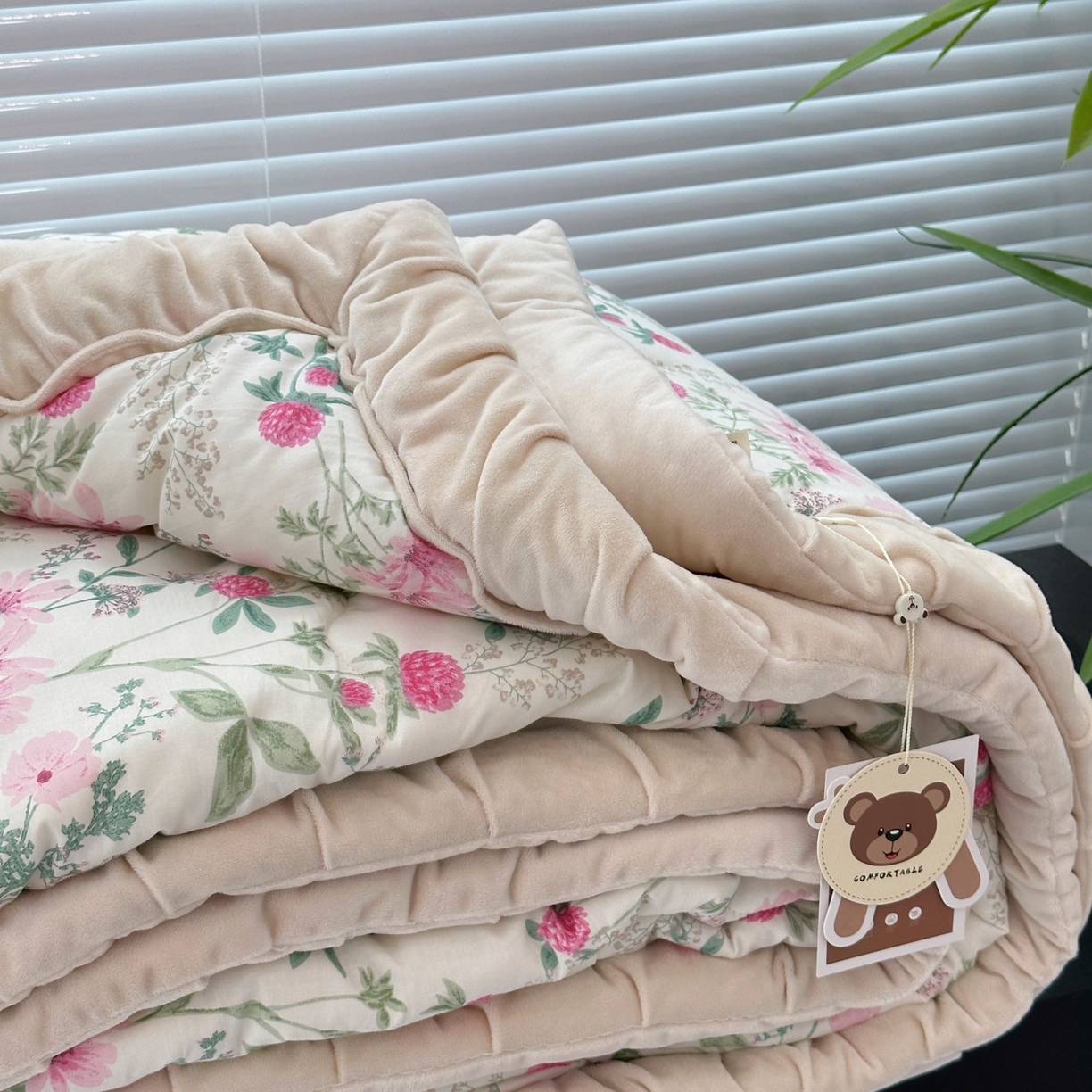 91家纺网 家纺一手货源 找家纺 佰织鑫家居 2025新款棉加绒床盖款春秋被四件套 绣球花