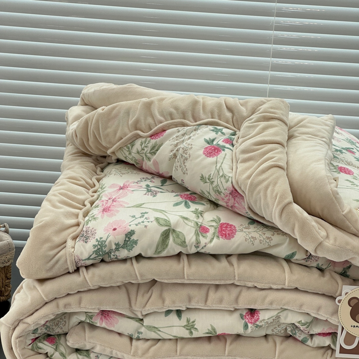 91家纺网 家纺一手货源 找家纺 佰织鑫家居 2025新款棉加绒床盖款春秋被四件套 绣球花