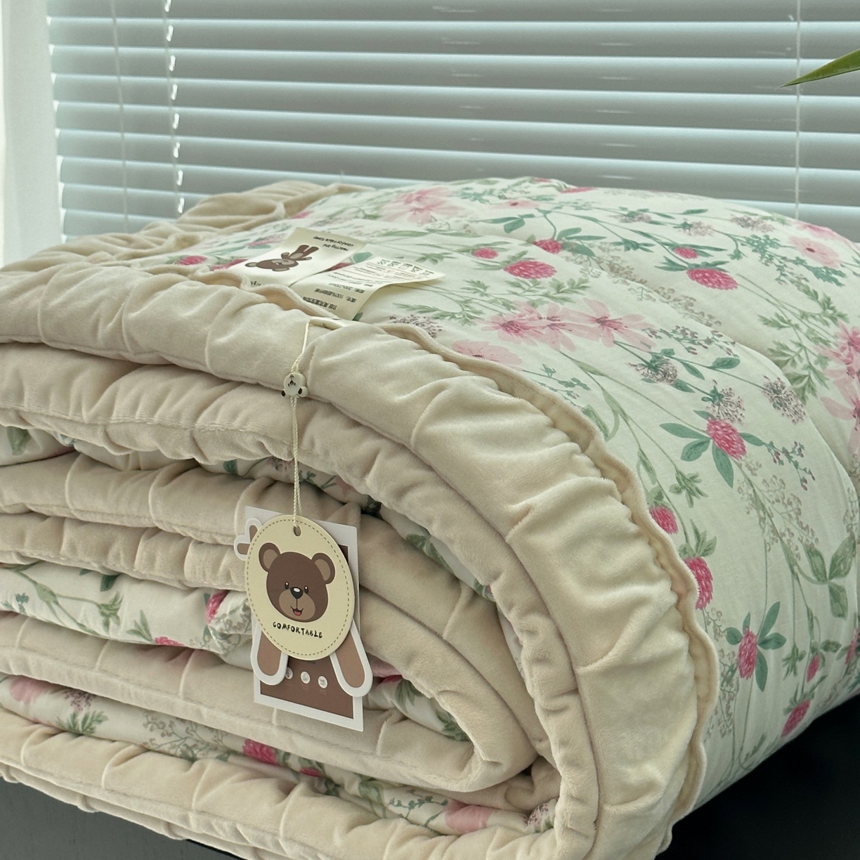 91家纺网 家纺一手货源 找家纺 佰织鑫家居 2025新款棉加绒床盖款春秋被四件套 绣球花