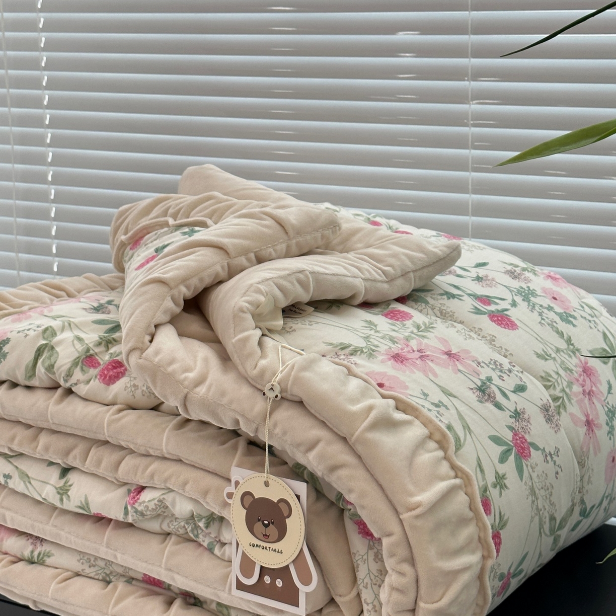 91家纺网 家纺一手货源 找家纺 佰织鑫家居 2025新款棉加绒床盖款春秋被四件套 绣球花