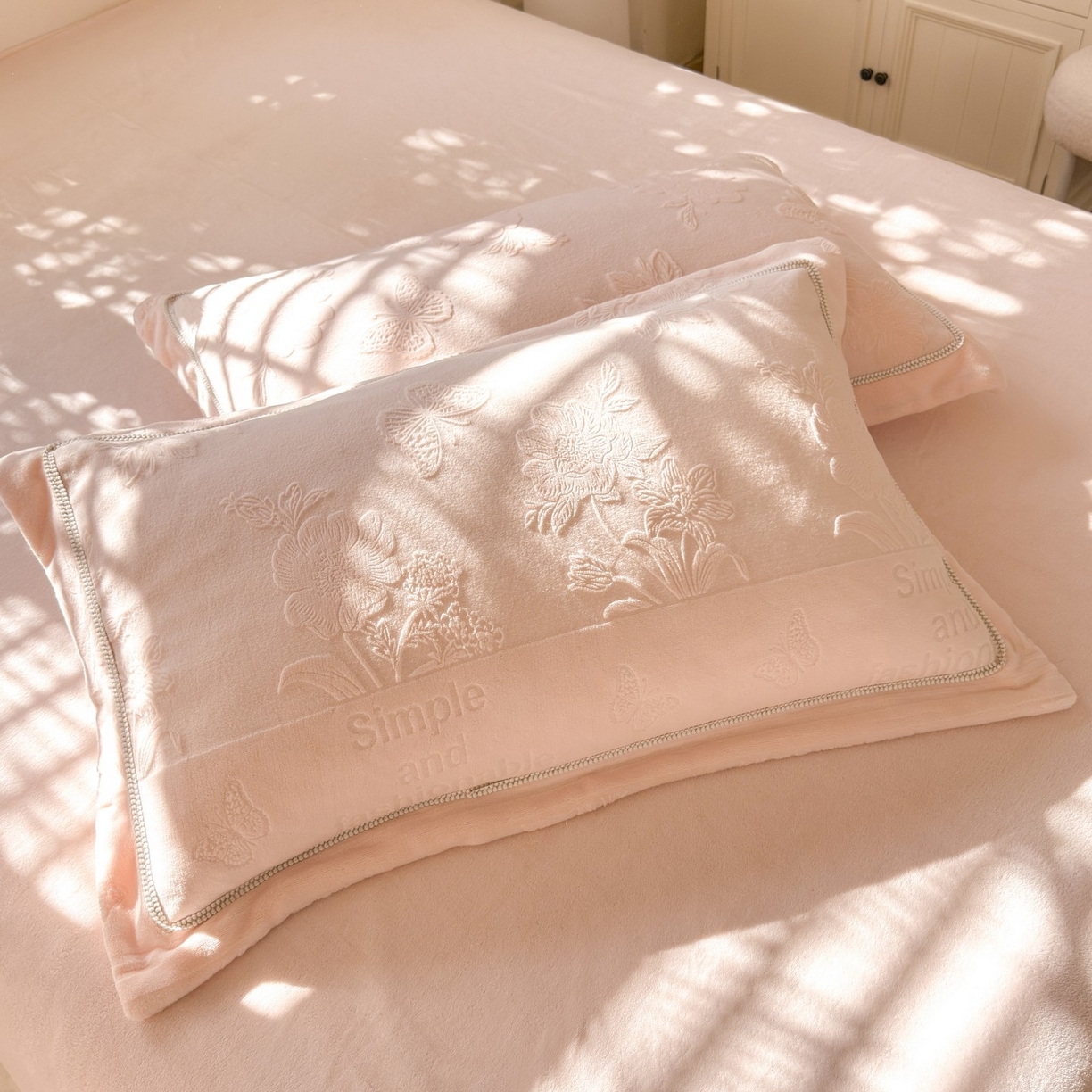 91家纺网 家纺一手货源 找家纺 艾唯希家纺 2025新款全消光雕花绒织带款四件套牛奶绒-雕花织带系列 字母彩蝶-粉