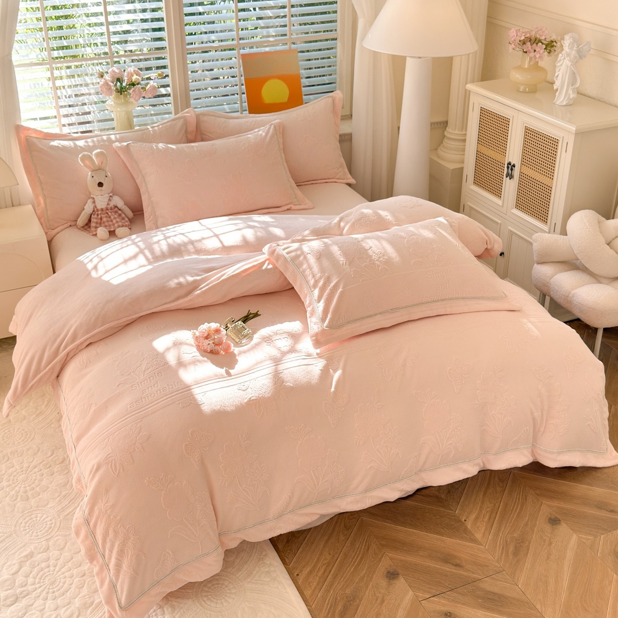 91家纺网 家纺一手货源 找家纺 艾唯希家纺 2025新款全消光雕花绒织带款四件套牛奶绒-雕花织带系列 字母彩蝶-粉