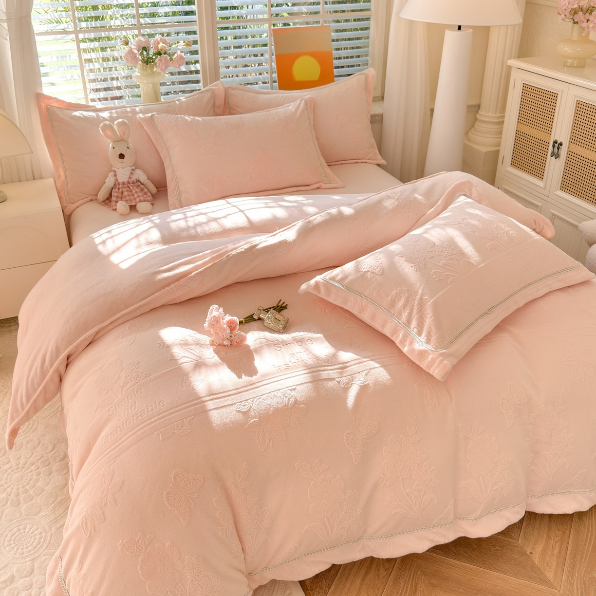 91家纺网 家纺一手货源 找家纺 艾唯希家纺 2025新款全消光雕花绒织带款四件套牛奶绒-雕花织带系列 字母彩蝶-粉