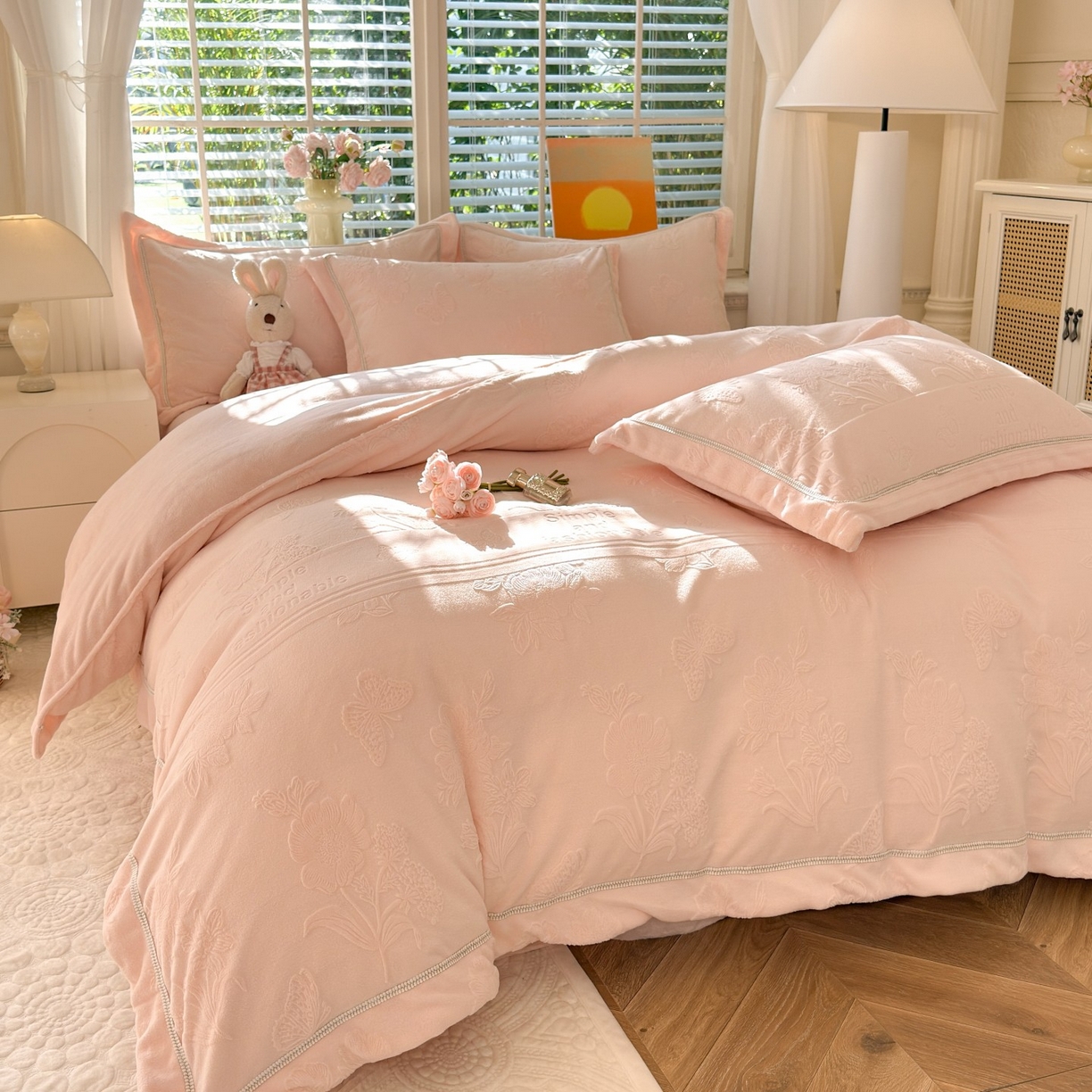 91家纺网 家纺一手货源 找家纺 艾唯希家纺 2025新款全消光雕花绒织带款四件套牛奶绒-雕花织带系列 字母彩蝶-粉