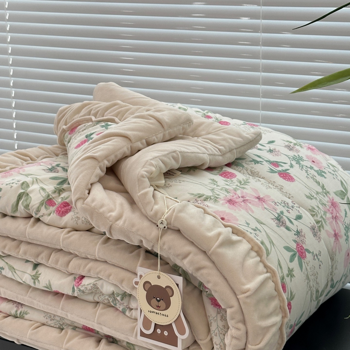 91家纺网 家纺一手货源 找家纺 佰织鑫家居 2025新款棉加绒床盖款春秋被四件套 绣球花