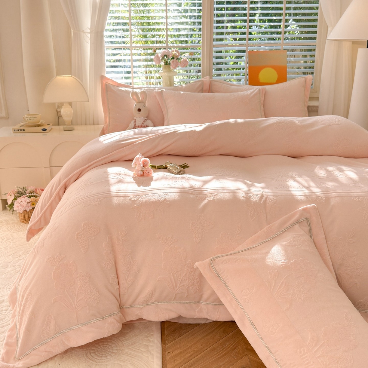 91家纺网 家纺一手货源 找家纺 艾唯希家纺 2025新款全消光雕花绒织带款四件套牛奶绒-雕花织带系列 字母彩蝶-粉