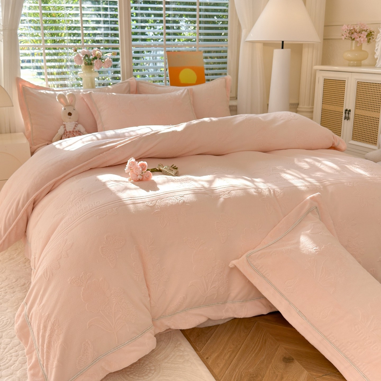 91家纺网 家纺一手货源 找家纺 艾唯希家纺 2025新款全消光雕花绒织带款四件套牛奶绒-雕花织带系列 字母彩蝶-粉