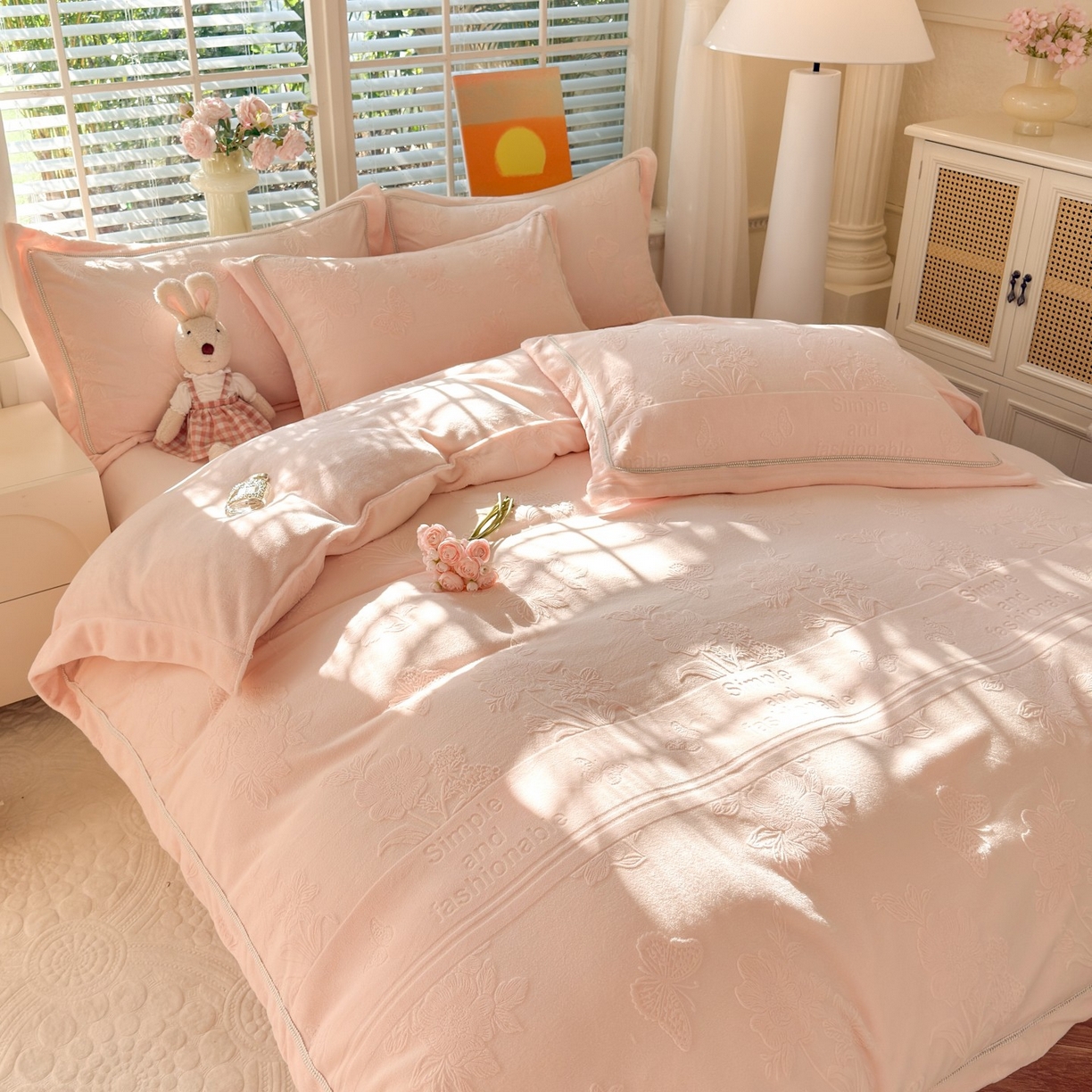 91家纺网 家纺一手货源 找家纺 艾唯希家纺 2025新款全消光雕花绒织带款四件套牛奶绒-雕花织带系列 字母彩蝶-粉