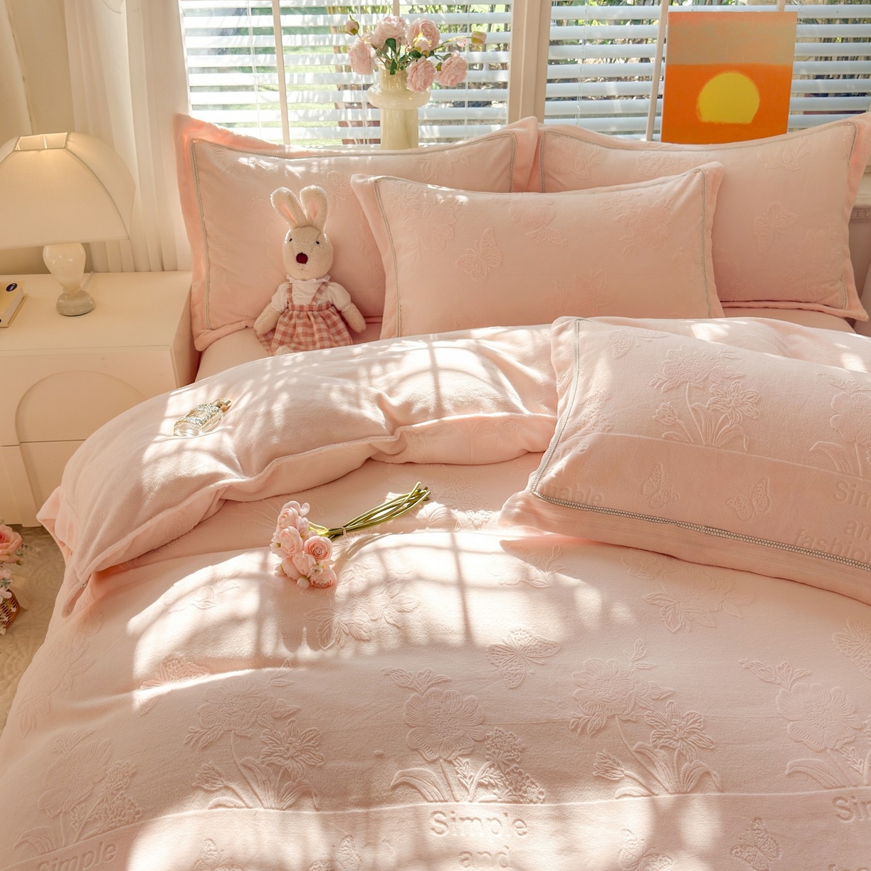 91家纺网 家纺一手货源 找家纺 艾唯希家纺 2025新款全消光雕花绒织带款四件套牛奶绒-雕花织带系列 字母彩蝶-粉