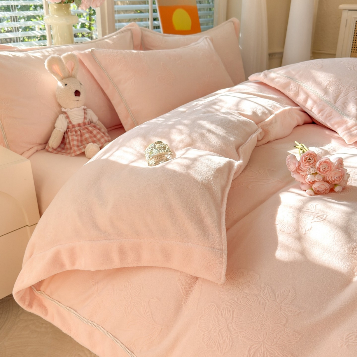 91家纺网 家纺一手货源 找家纺 艾唯希家纺 2025新款全消光雕花绒织带款四件套牛奶绒-雕花织带系列 字母彩蝶-粉