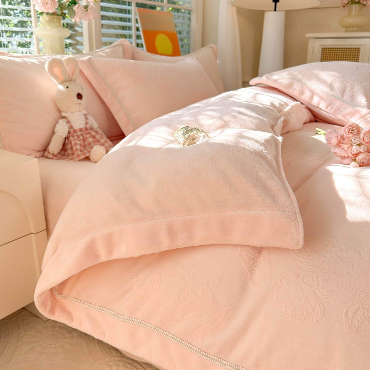 91家纺网 家纺一手货源 找家纺 艾唯希家纺 2025新款全消光雕花绒织带款四件套牛奶绒-雕花织带系列 字母彩蝶-粉