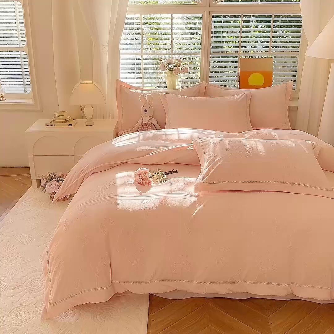 91家纺网 家纺一手货源 找家纺 艾唯希家纺 2025新款全消光雕花绒织带款四件套牛奶绒-雕花织带系列 字母彩蝶-粉