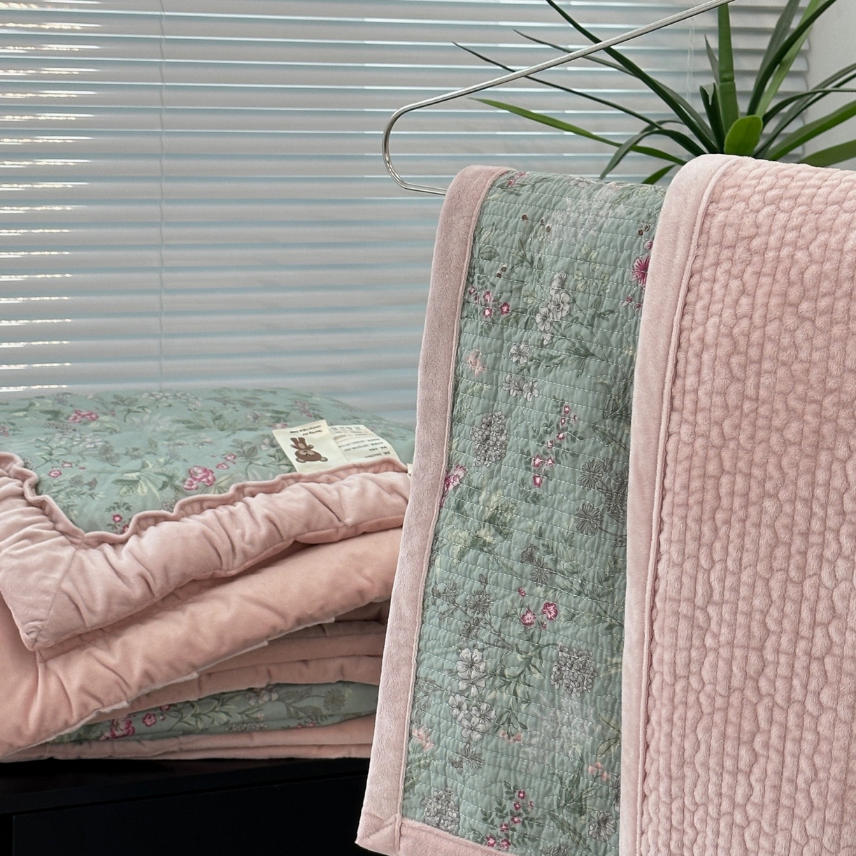 91家纺网 家纺一手货源 找家纺 佰织鑫家居 2025新款棉加绒床盖款春秋被四件套 石榴花