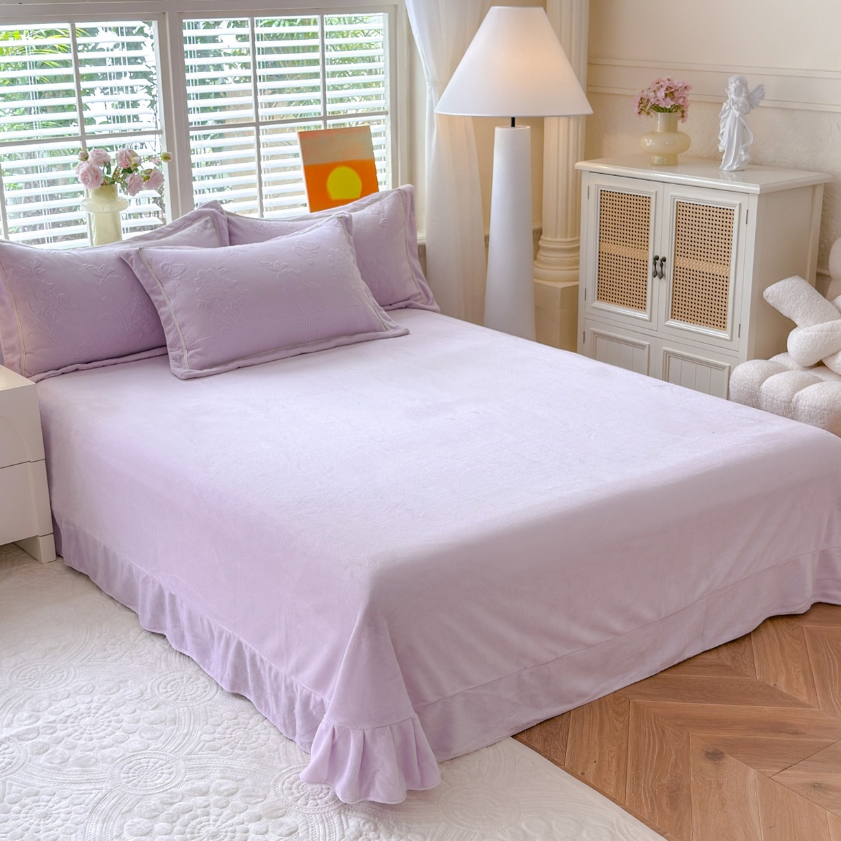 91家纺网 家纺一手货源 找家纺 艾唯希家纺 2025新款全消光雕花绒织带款四件套牛奶绒-雕花织带系列 字母彩蝶-浅紫