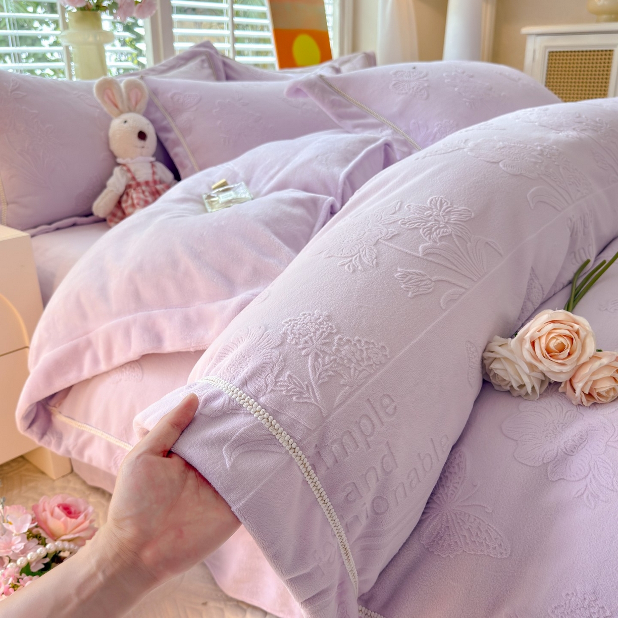 91家纺网 家纺一手货源 找家纺 艾唯希家纺 2025新款全消光雕花绒织带款四件套牛奶绒-雕花织带系列 字母彩蝶-浅紫