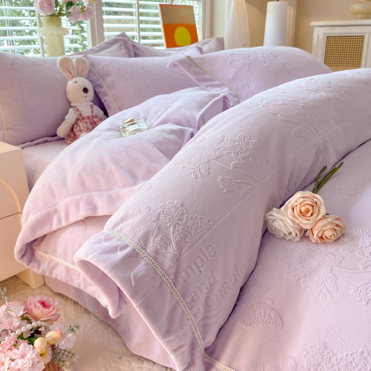 91家纺网 家纺一手货源 找家纺 艾唯希家纺 2025新款全消光雕花绒织带款四件套牛奶绒-雕花织带系列 字母彩蝶-浅紫