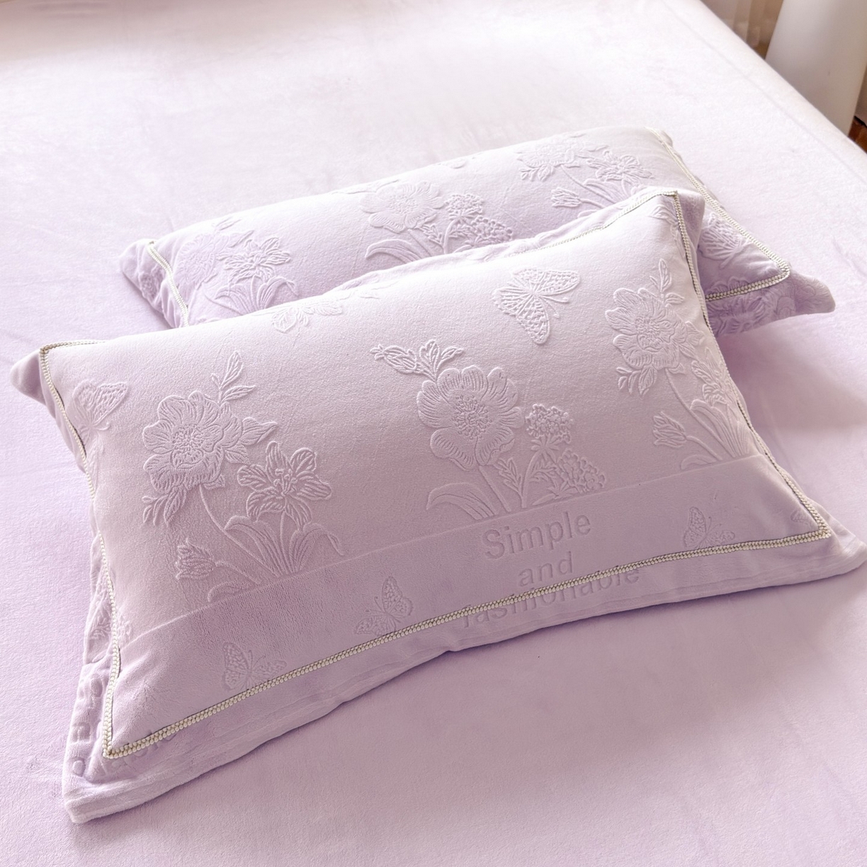 91家纺网 家纺一手货源 找家纺 艾唯希家纺 2025新款全消光雕花绒织带款四件套牛奶绒-雕花织带系列 字母彩蝶-浅紫