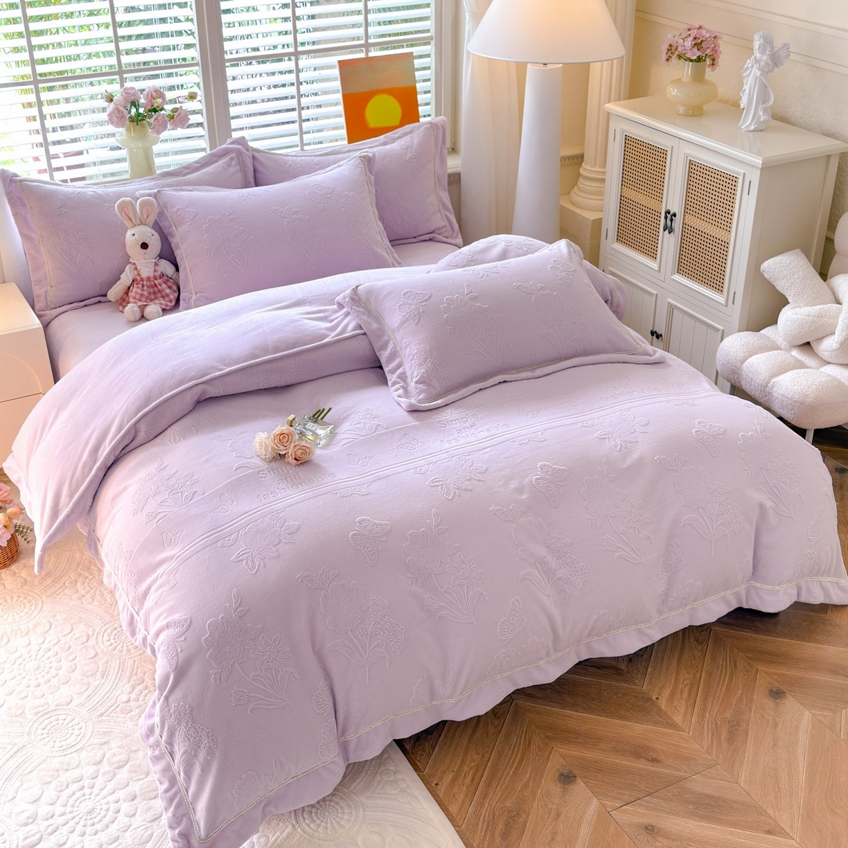 91家纺网 家纺一手货源 找家纺 艾唯希家纺 2025新款全消光雕花绒织带款四件套牛奶绒-雕花织带系列 字母彩蝶-浅紫