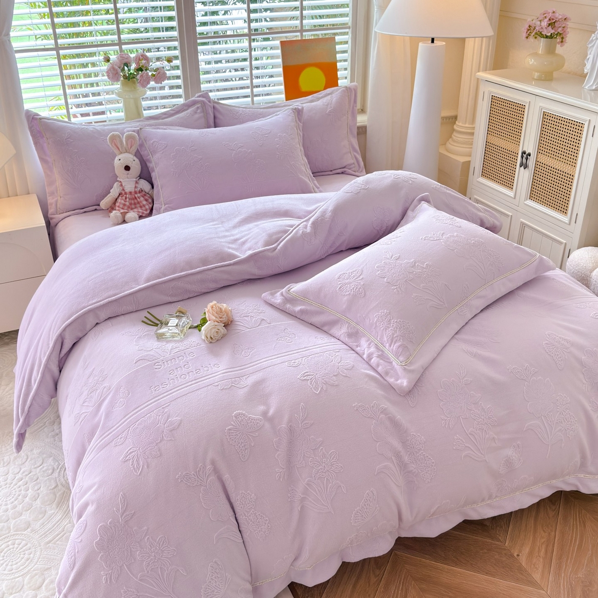 91家纺网 家纺一手货源 找家纺 艾唯希家纺 2025新款全消光雕花绒织带款四件套牛奶绒-雕花织带系列 字母彩蝶-浅紫