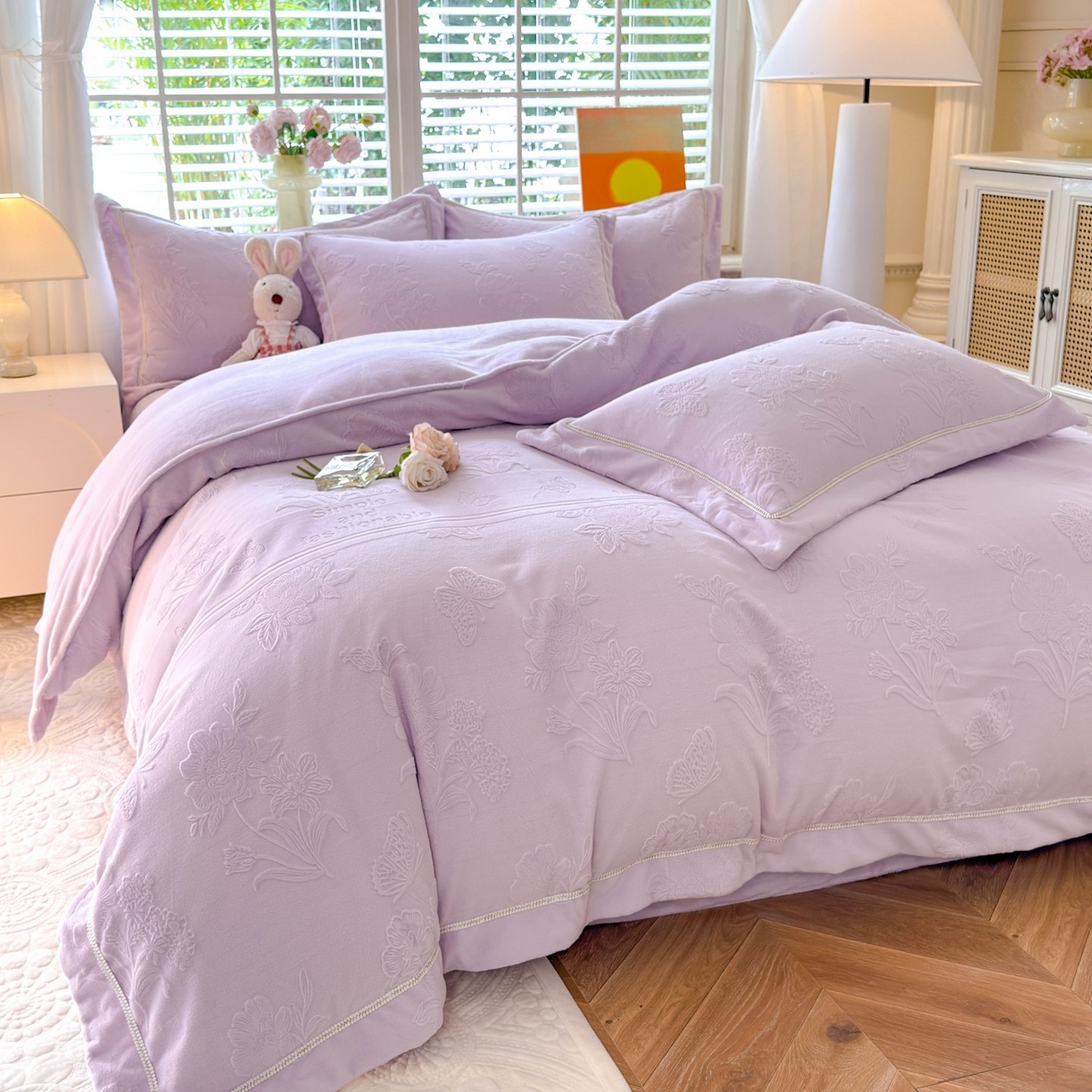 91家纺网 家纺一手货源 找家纺 艾唯希家纺 2025新款全消光雕花绒织带款四件套牛奶绒-雕花织带系列 字母彩蝶-浅紫