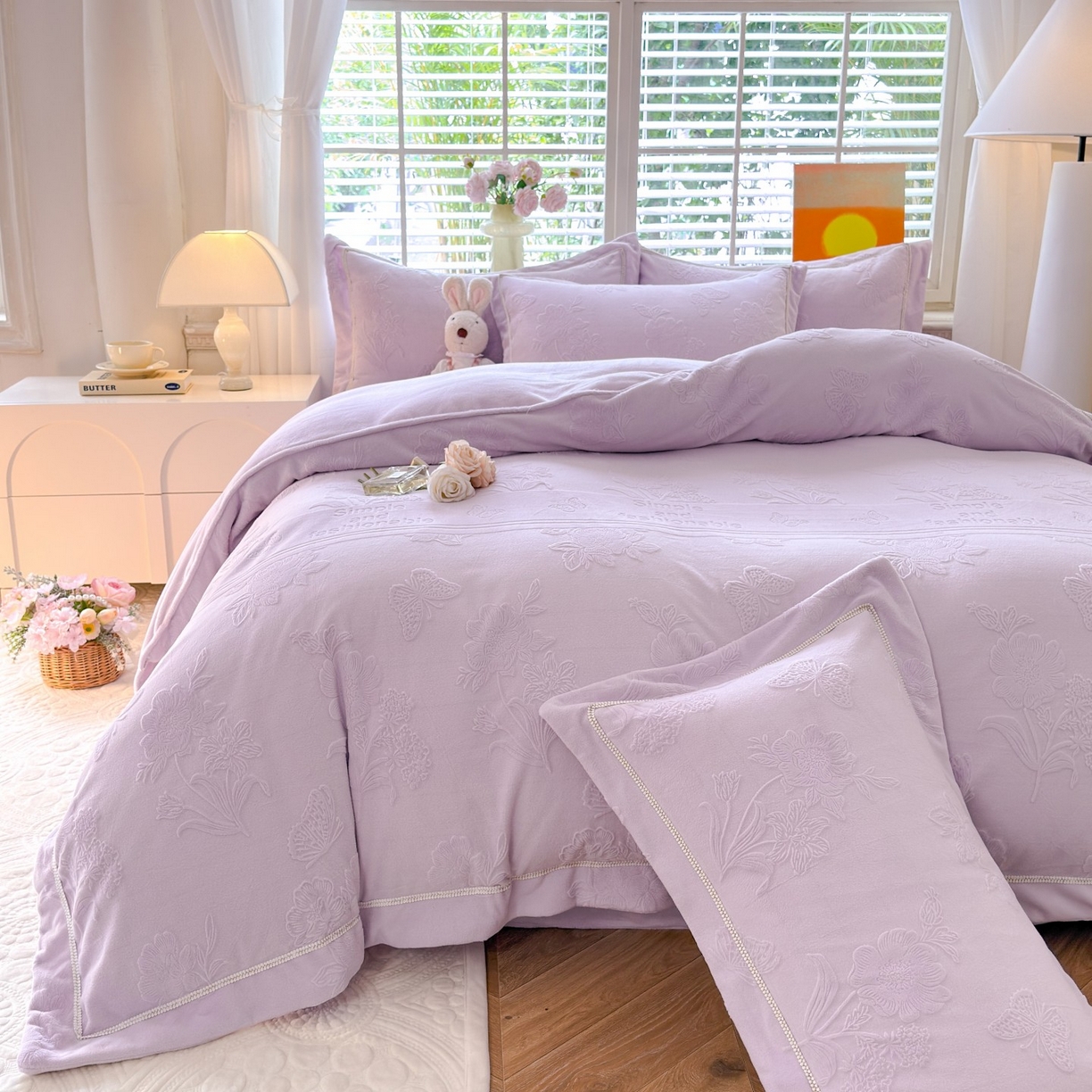 91家纺网 家纺一手货源 找家纺 艾唯希家纺 2025新款全消光雕花绒织带款四件套牛奶绒-雕花织带系列 字母彩蝶-浅紫