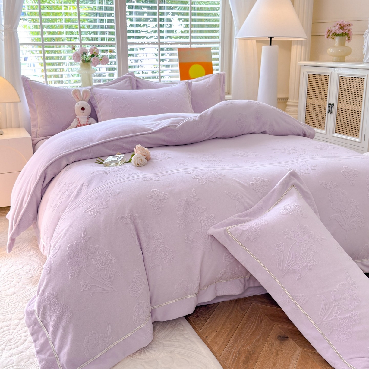 91家纺网 家纺一手货源 找家纺 艾唯希家纺 2025新款全消光雕花绒织带款四件套牛奶绒-雕花织带系列 字母彩蝶-浅紫