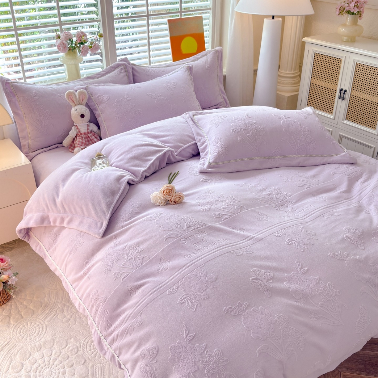 91家纺网 家纺一手货源 找家纺 艾唯希家纺 2025新款全消光雕花绒织带款四件套牛奶绒-雕花织带系列 字母彩蝶-浅紫