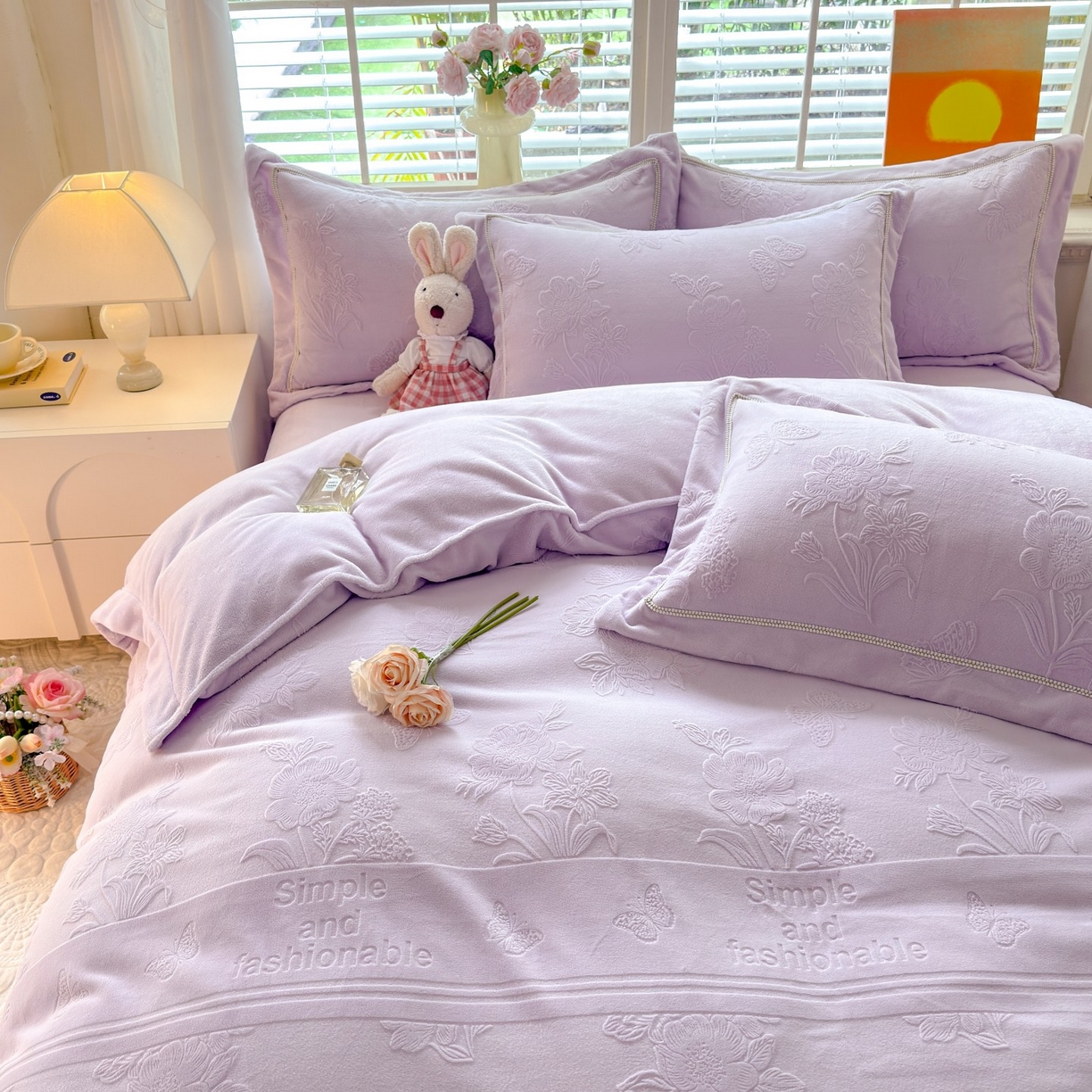 91家纺网 家纺一手货源 找家纺 艾唯希家纺 2025新款全消光雕花绒织带款四件套牛奶绒-雕花织带系列 字母彩蝶-浅紫