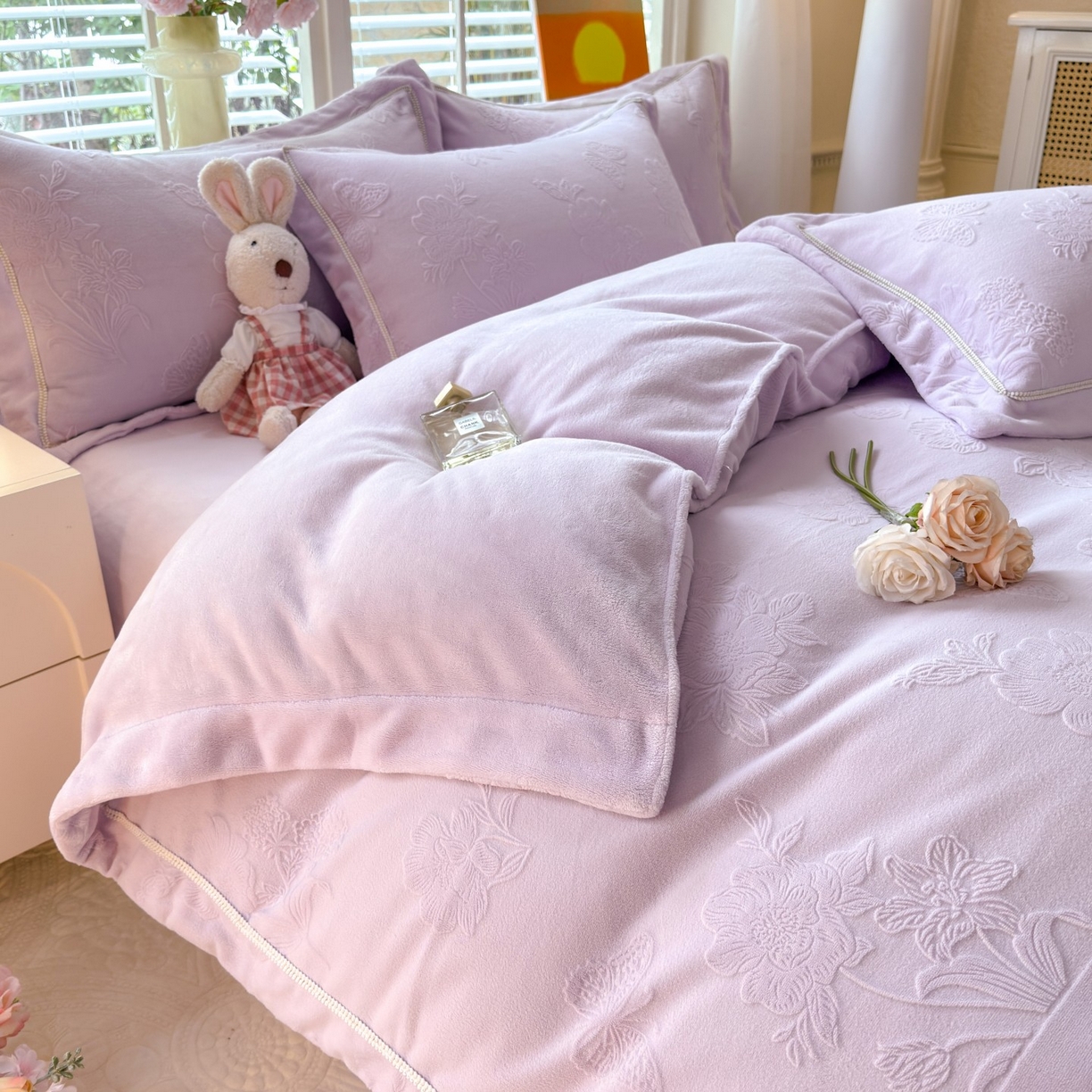 91家纺网 家纺一手货源 找家纺 艾唯希家纺 2025新款全消光雕花绒织带款四件套牛奶绒-雕花织带系列 字母彩蝶-浅紫