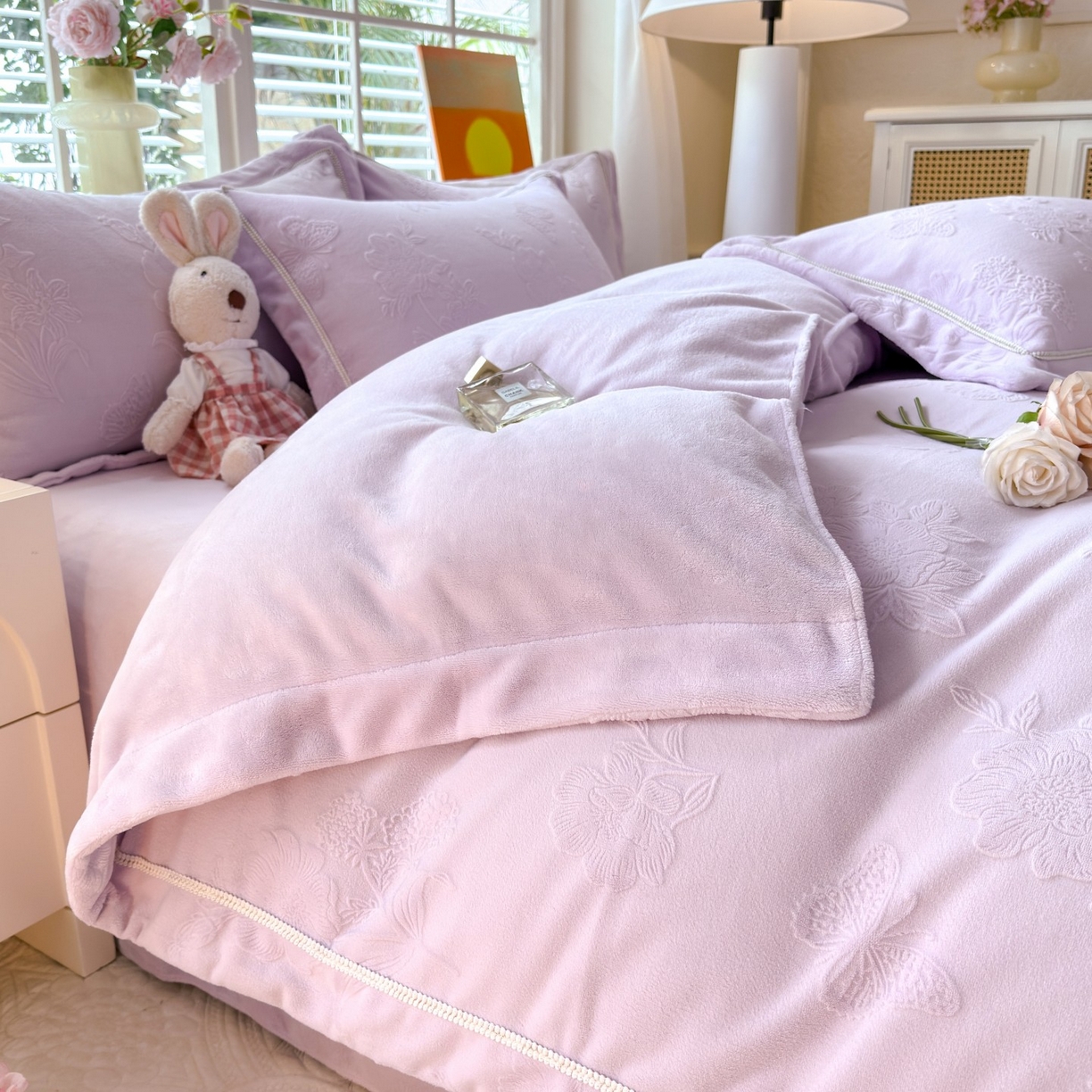 91家纺网 家纺一手货源 找家纺 艾唯希家纺 2025新款全消光雕花绒织带款四件套牛奶绒-雕花织带系列 字母彩蝶-浅紫