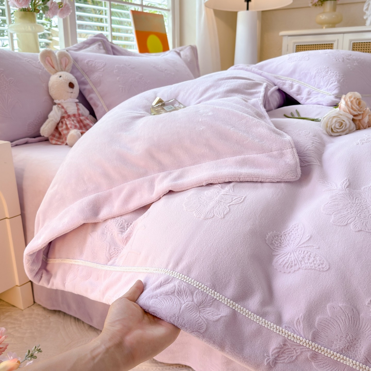 91家纺网 家纺一手货源 找家纺 艾唯希家纺 2025新款全消光雕花绒织带款四件套牛奶绒-雕花织带系列 字母彩蝶-浅紫