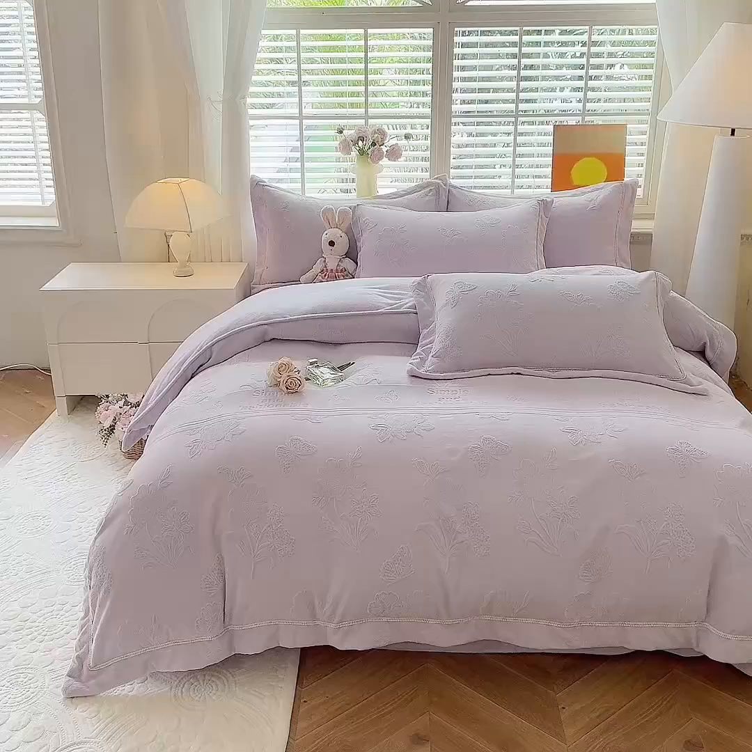 91家纺网 家纺一手货源 找家纺 艾唯希家纺 2025新款全消光雕花绒织带款四件套牛奶绒-雕花织带系列 字母彩蝶-浅紫