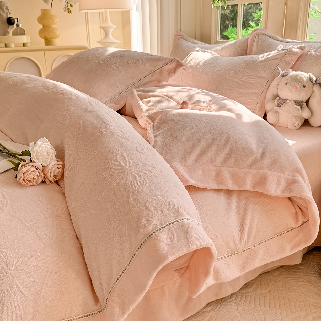 艾唯希家纺 2025新款全消光雕花绒织带款四件套牛奶绒-雕花织带系列 花舞蝶飞-粉