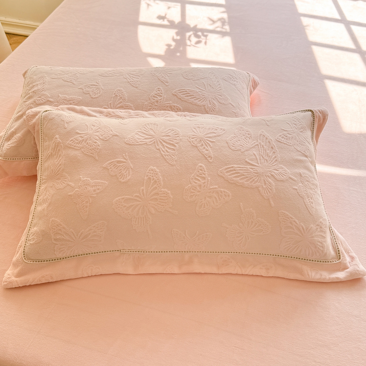 91家纺网 家纺一手货源 找家纺 艾唯希家纺 2025新款全消光雕花绒织带款四件套牛奶绒-雕花织带系列 花舞蝶飞-粉