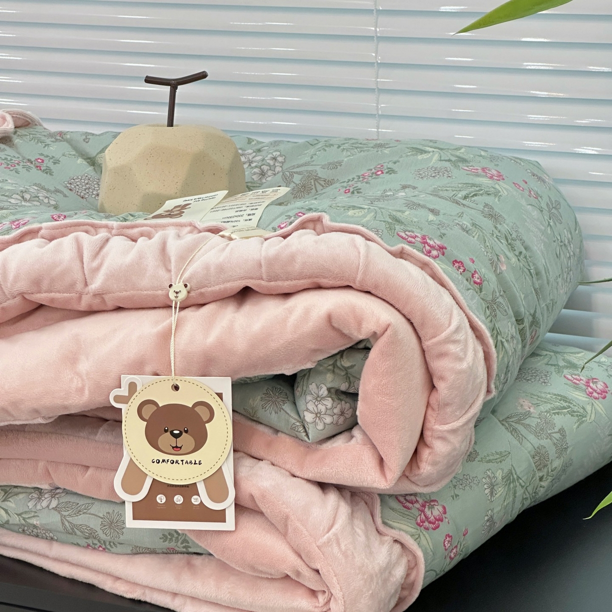 91家纺网 家纺一手货源 找家纺 佰织鑫家居 2025新款高克重宝宝绒婴儿绒春秋被子被芯 石榴花