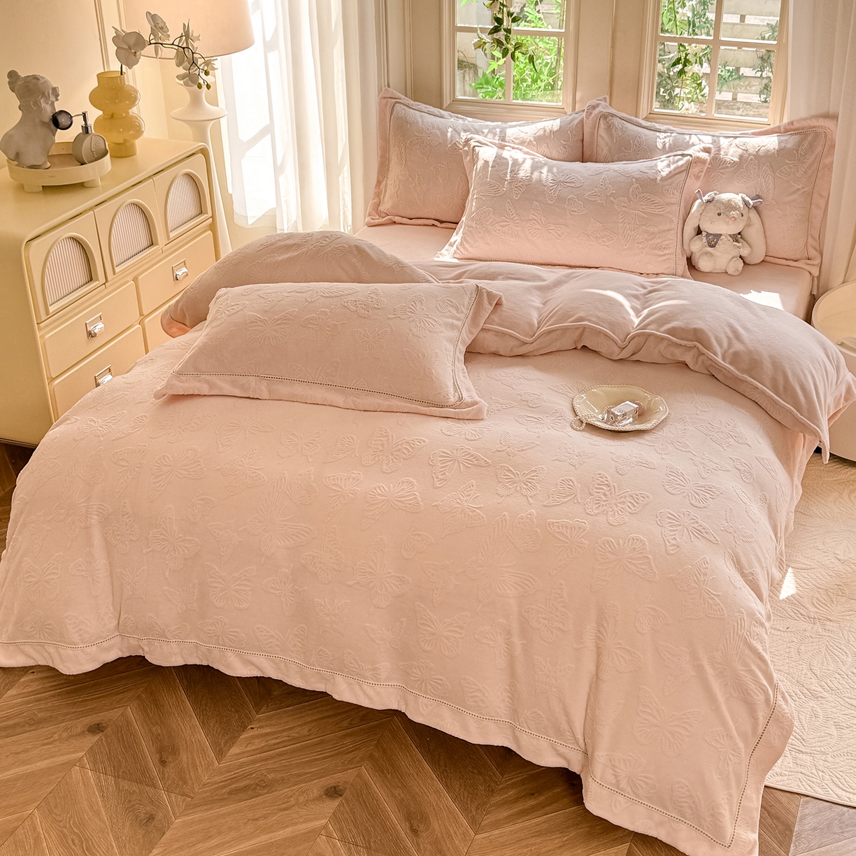 91家纺网 家纺一手货源 找家纺 艾唯希家纺 2025新款全消光雕花绒织带款四件套牛奶绒-雕花织带系列 花舞蝶飞-粉