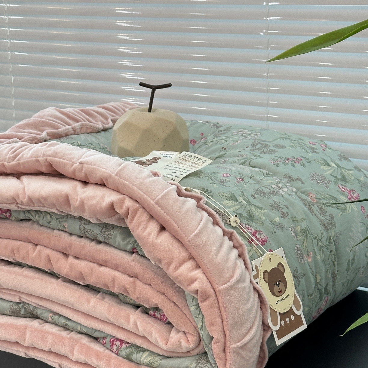 91家纺网 家纺一手货源 找家纺 佰织鑫家居 2025新款高克重宝宝绒婴儿绒春秋被子被芯 石榴花