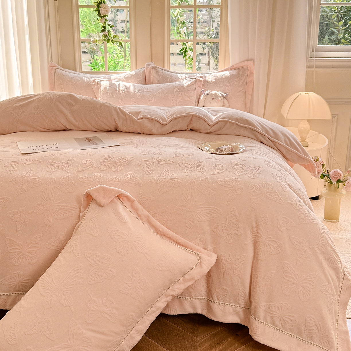 91家纺网 家纺一手货源 找家纺 艾唯希家纺 2025新款全消光雕花绒织带款四件套牛奶绒-雕花织带系列 花舞蝶飞-粉