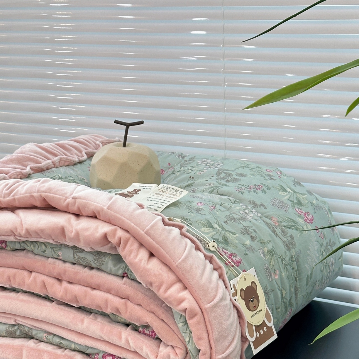 91家纺网 家纺一手货源 找家纺 佰织鑫家居 2025新款高克重宝宝绒婴儿绒春秋被子被芯 石榴花