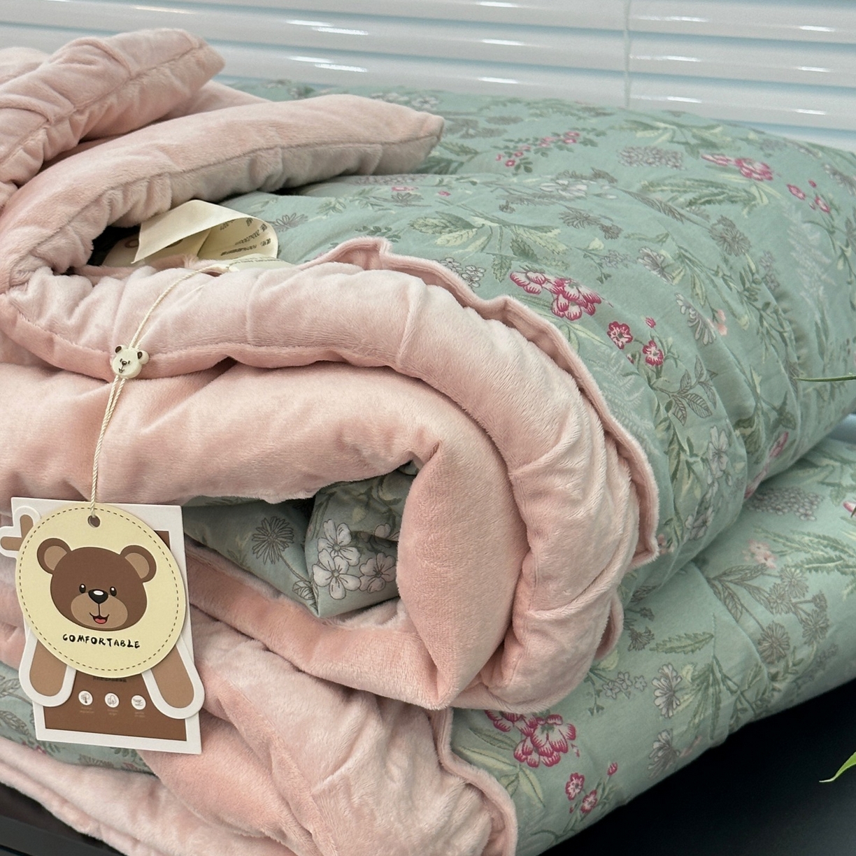91家纺网 家纺一手货源 找家纺 佰织鑫家居 2025新款高克重宝宝绒婴儿绒春秋被子被芯 石榴花