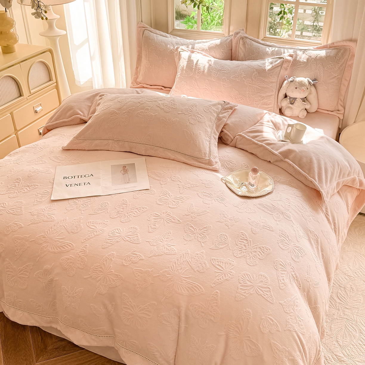 91家纺网 家纺一手货源 找家纺 艾唯希家纺 2025新款全消光雕花绒织带款四件套牛奶绒-雕花织带系列 花舞蝶飞-粉