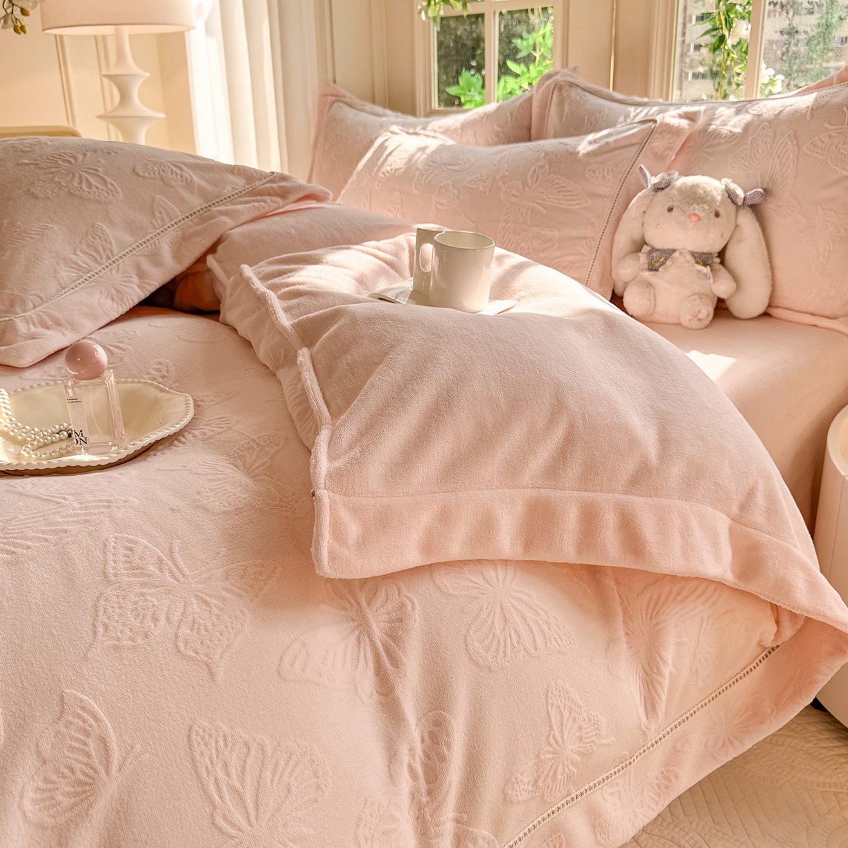 91家纺网 家纺一手货源 找家纺 艾唯希家纺 2025新款全消光雕花绒织带款四件套牛奶绒-雕花织带系列 花舞蝶飞-粉