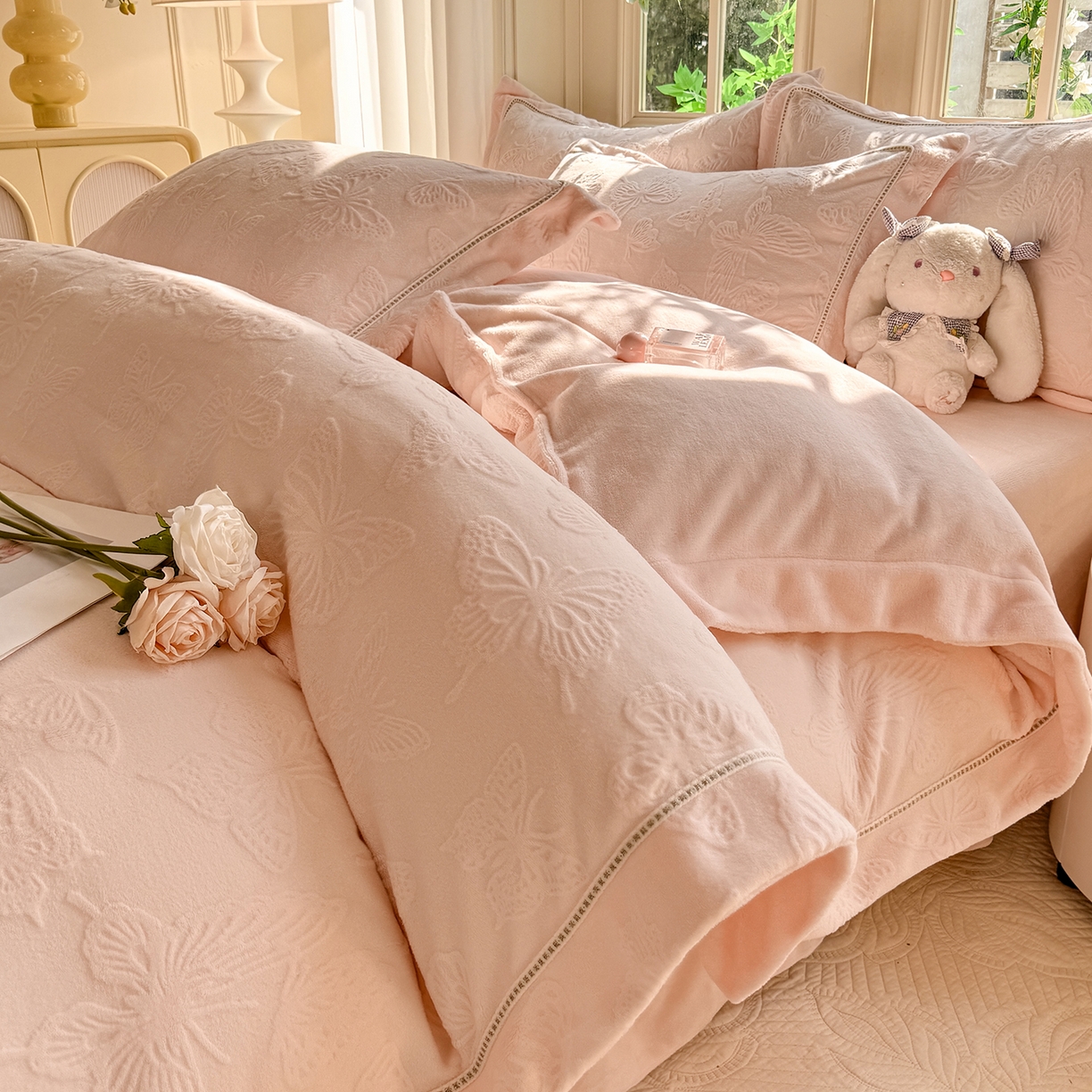 91家纺网 家纺一手货源 找家纺 艾唯希家纺 2025新款全消光雕花绒织带款四件套牛奶绒-雕花织带系列 花舞蝶飞-粉