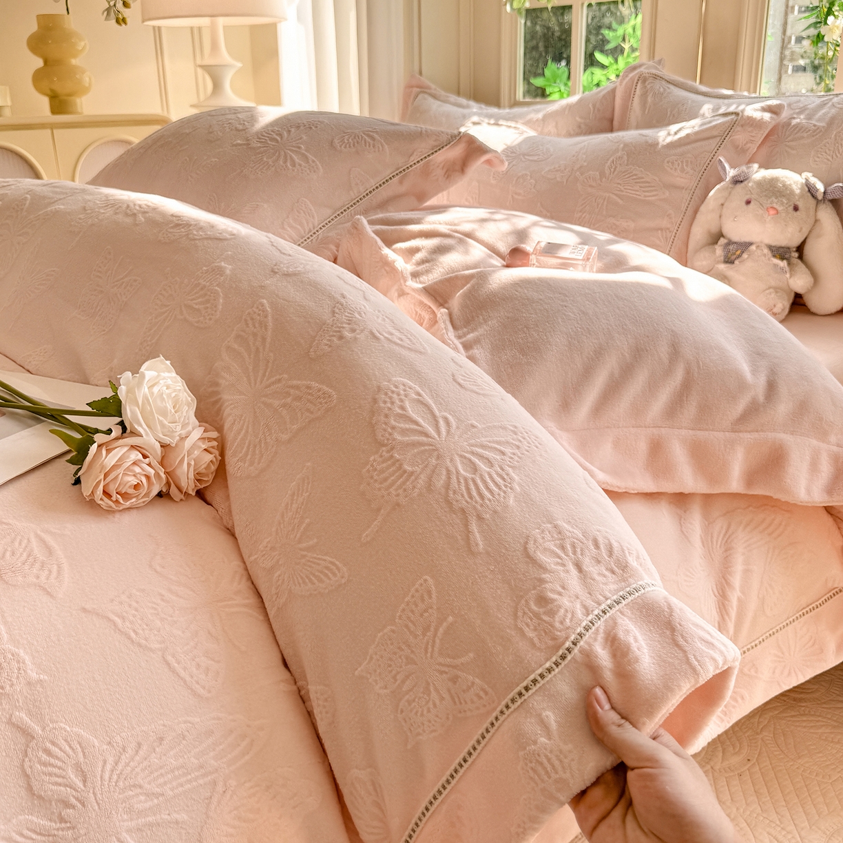 91家纺网 家纺一手货源 找家纺 艾唯希家纺 2025新款全消光雕花绒织带款四件套牛奶绒-雕花织带系列 花舞蝶飞-粉