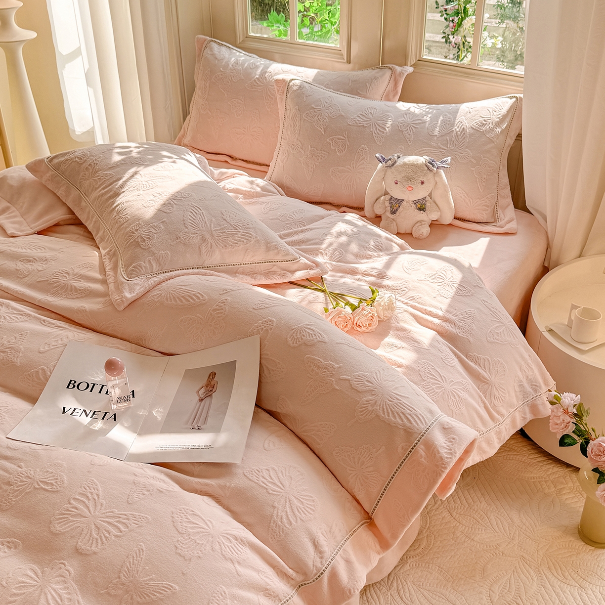 91家纺网 家纺一手货源 找家纺 艾唯希家纺 2025新款全消光雕花绒织带款四件套牛奶绒-雕花织带系列 花舞蝶飞-粉