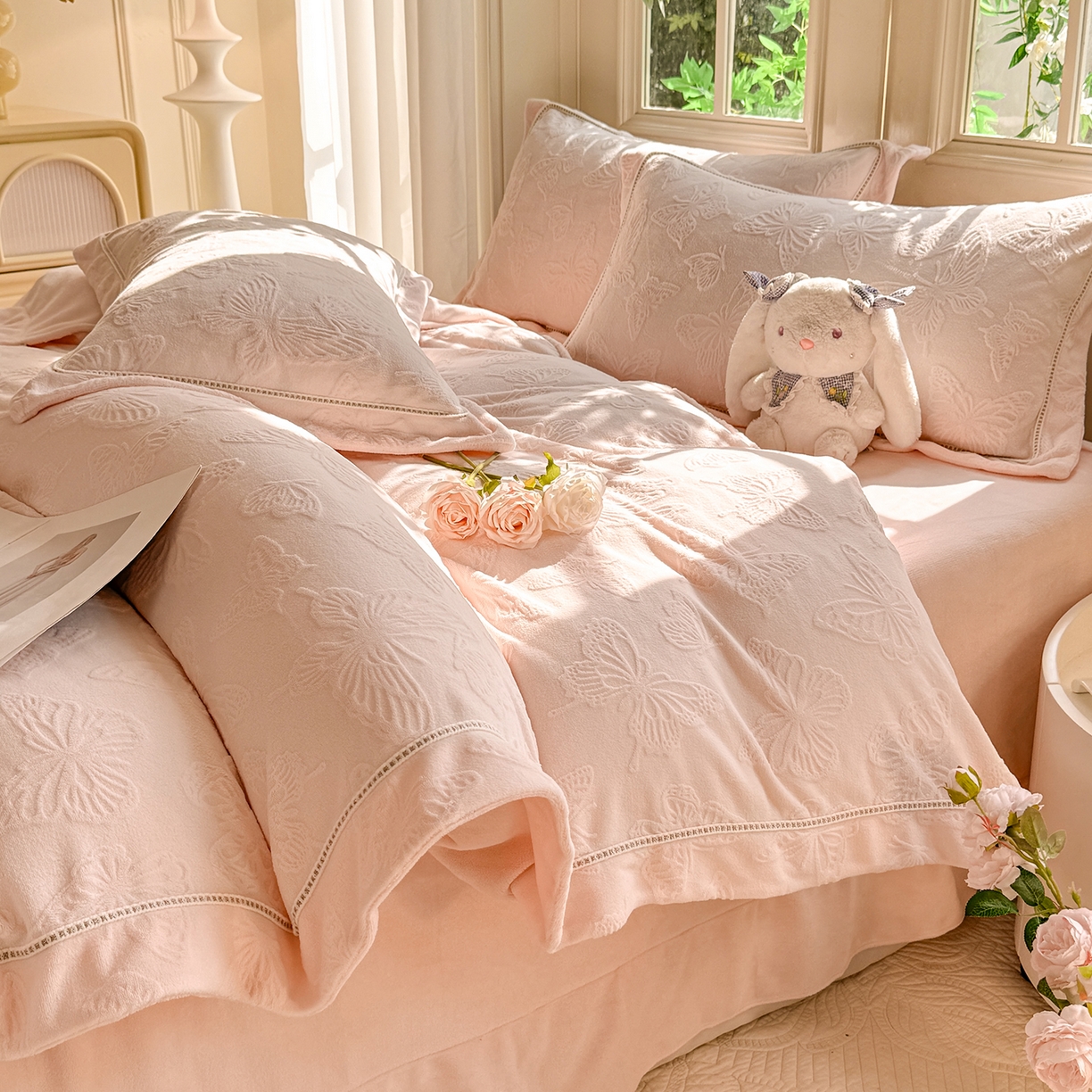 91家纺网 家纺一手货源 找家纺 艾唯希家纺 2025新款全消光雕花绒织带款四件套牛奶绒-雕花织带系列 花舞蝶飞-粉