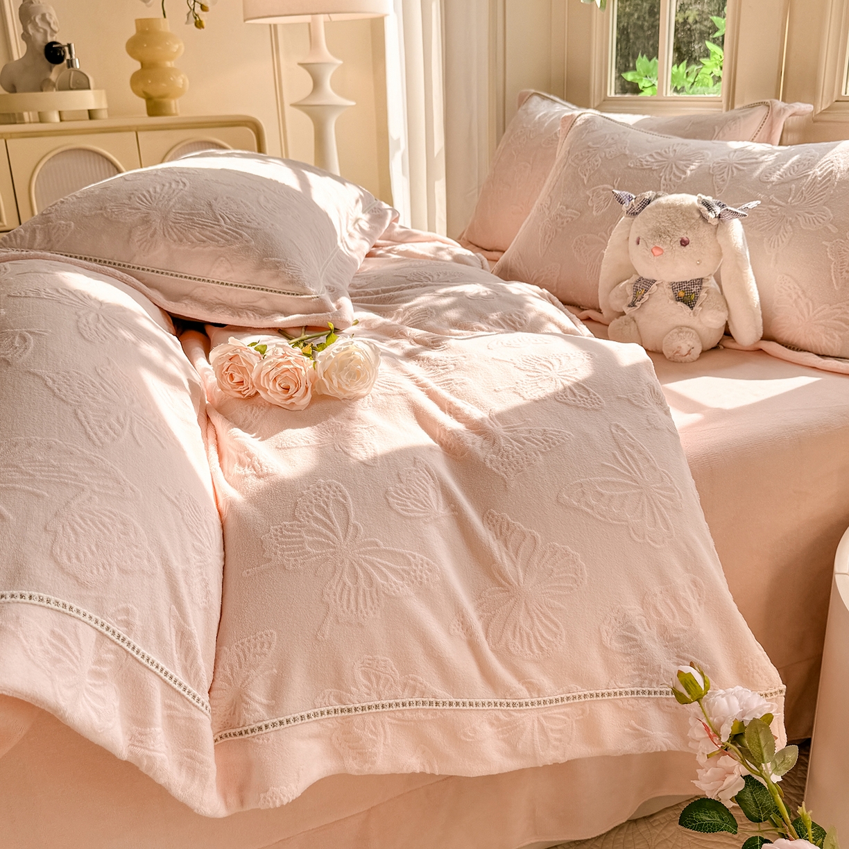 91家纺网 家纺一手货源 找家纺 艾唯希家纺 2025新款全消光雕花绒织带款四件套牛奶绒-雕花织带系列 花舞蝶飞-粉