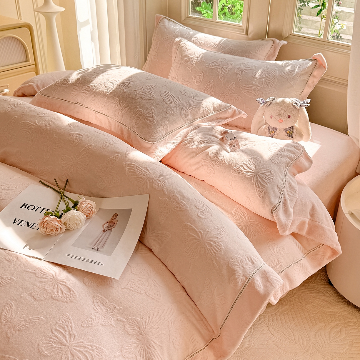 91家纺网 家纺一手货源 找家纺 艾唯希家纺 2025新款全消光雕花绒织带款四件套牛奶绒-雕花织带系列 花舞蝶飞-粉