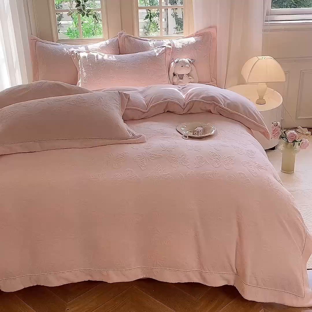 91家纺网 家纺一手货源 找家纺 艾唯希家纺 2025新款全消光雕花绒织带款四件套牛奶绒-雕花织带系列 花舞蝶飞-粉