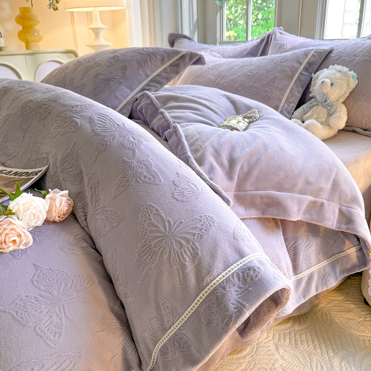 艾唯希家纺 2025新款全消光雕花绒织带款四件套牛奶绒-雕花织带系列 花舞蝶飞-灰紫